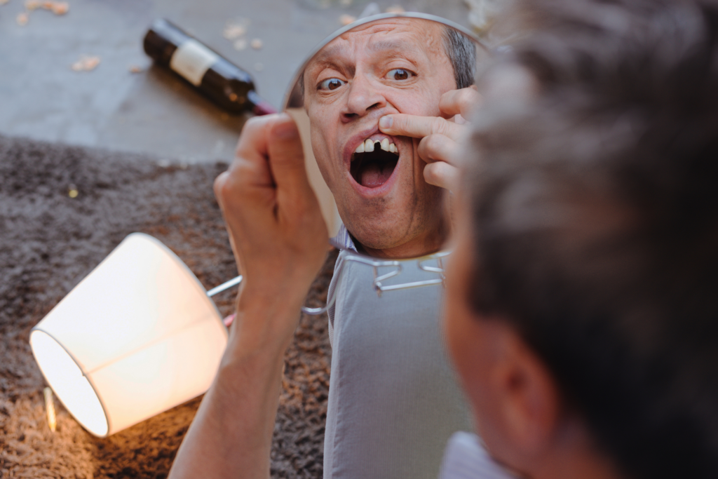 Viele Dinge können dazu führen, dass man seine Zähne verliert. Das kann ein Unfall sein, aber auch die Genetik. Egal, was die Ursache ist: Der Verlust von Zähnen hat Auswirkungen auf den Alltag, die Sprache und das Selbstwertgefühl.